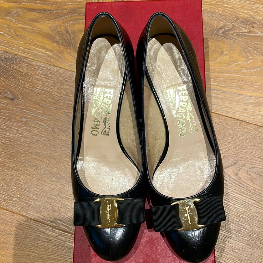 Pumps black embossed leather Ferragamo